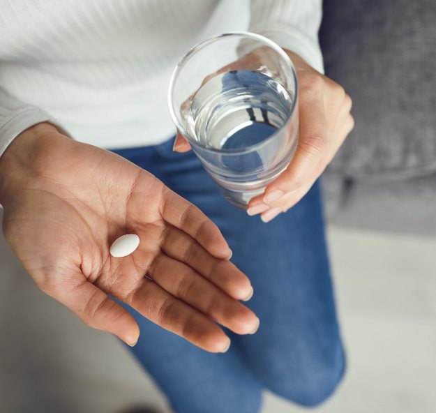 Patient holding an antibiotic therapy pill